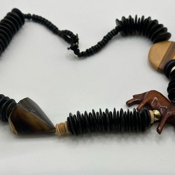 Very unique hand carved wood necklace from Kenya - Picture 10 of 13